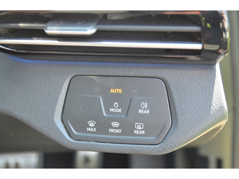 Volkswagen ID.4 Pure 52kWh Life SUV 5dr Electric Auto (148 ps) SUV Automatic Electric | 1 FORMER KEEPER|VAT - U10859