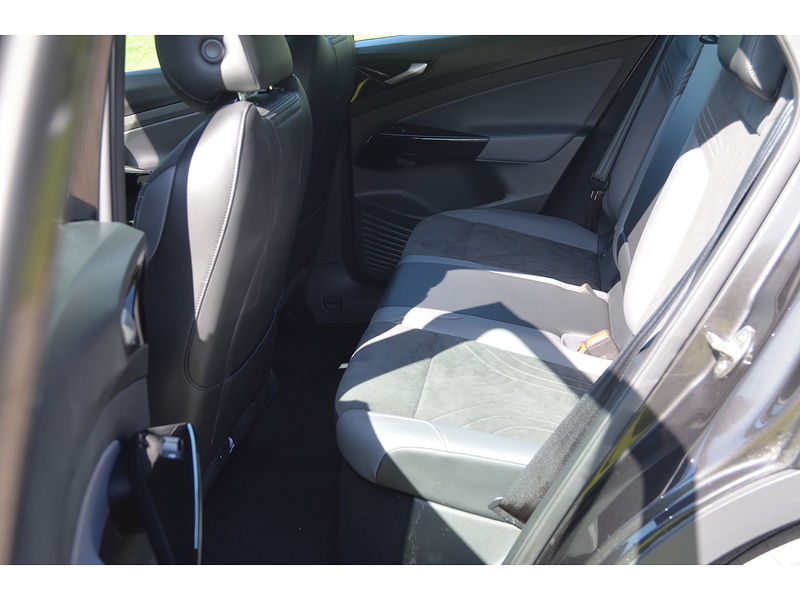 Volkswagen ID.4 Pure 52kWh Life SUV 5dr Electric Auto (148 ps) | 1 FORMER KEEPER|VAT QUALIFYING - U10861