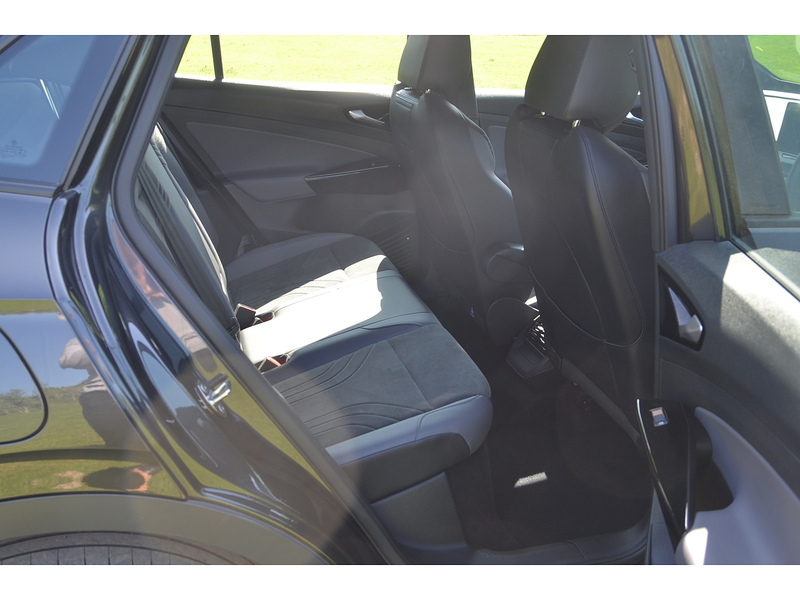 Volkswagen ID.4 Pure 52kWh Life SUV 5dr Electric Auto (148 ps) | 1 FORMER KEEPER|VAT QUALIFYING - U10861