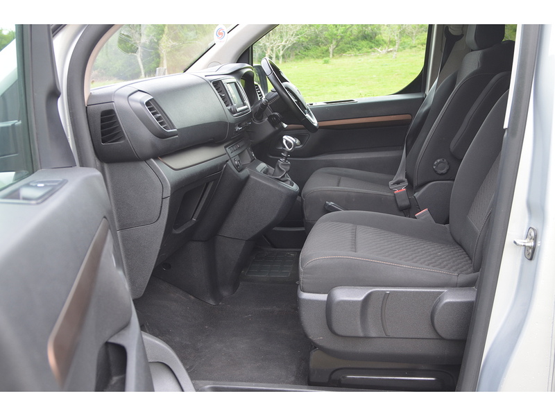 Toyota PROACE Verso 2.0D Family Medium MPV 5dr Diesel Manual MWB Euro 6 (s/s) (8 Seat) (150 ps) | NO VAT|PRIVACY|8 - U10864