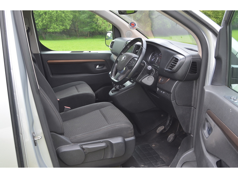 Toyota PROACE Verso 2.0D Family Medium MPV 5dr Diesel Manual MWB Euro 6 (s/s) (8 Seat) (150 ps) | NO VAT|PRIVACY|8 - U10864