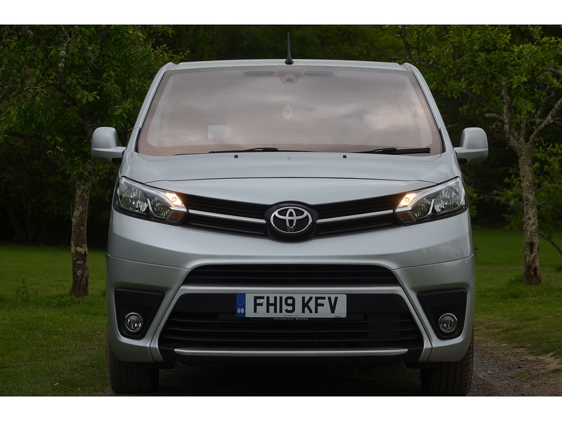 Toyota PROACE Verso 2.0D Family Medium MPV 5dr Diesel Manual MWB Euro 6 (s/s) (8 Seat) (150 ps) | NO VAT|PRIVACY|8 - U10864