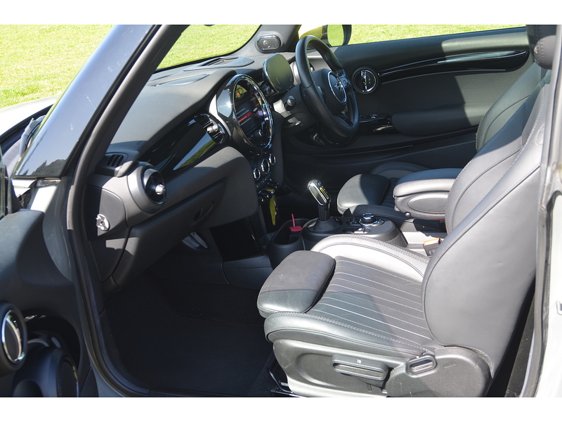 MINI Electric Hatch Cooper SE 32.6kWh Level 3 Hatchback 3dr Electric Auto (184 ps) Hatchback Automatic Electric | 1 - U10899