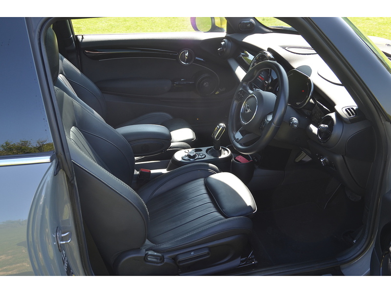 MINI Electric Hatch Cooper SE 32.6kWh Level 3 Hatchback 3dr Electric Auto (184 ps) Hatchback Automatic Electric | 1 - U10899