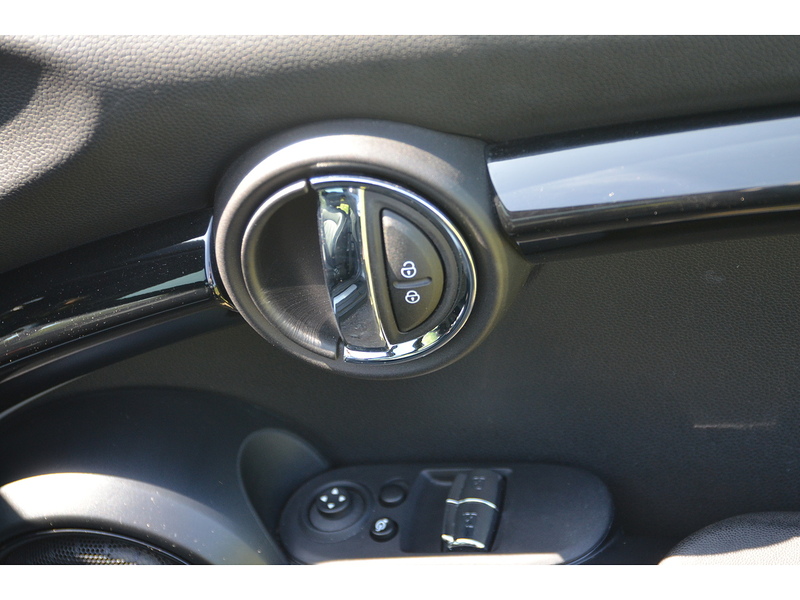 MINI Electric Hatch Cooper SE 32.6kWh Level 3 Hatchback 3dr Electric Auto (184 ps) Hatchback Automatic Electric | 1 - U10899