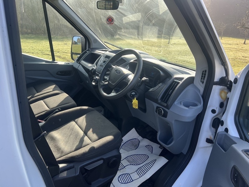 Ford Transit 2.0 350 EcoBlue Chassis Cab 2dr Diesel Manual RWD L2 H1 Euro 6 (DRW) (130 ps) | TOW BAR|TAIL - U10902