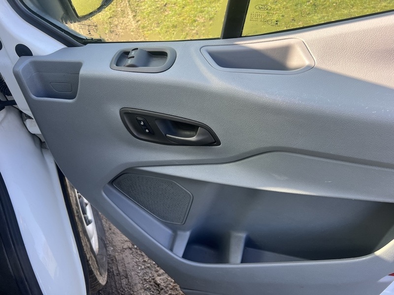 Ford Transit 2.0 350 EcoBlue Chassis Cab 2dr Diesel Manual RWD L2 H1 Euro 6 (DRW) (130 ps) | TOW BAR|TAIL - U10902