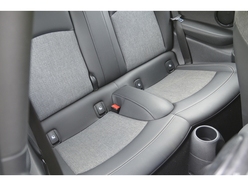 MINI Electric Hatch Cooper SE 32.6kWh Level 2 Hatchback 3dr Electric Auto (184 ps) | 1 FORMER KEEPER|VAT QUALIFYING - U10926