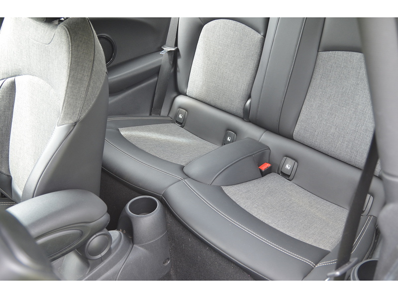 MINI Electric Hatch Cooper SE 32.6kWh Level 2 Hatchback 3dr Electric Auto (184 ps) | 1 FORMER KEEPER|VAT QUALIFYING - U10926