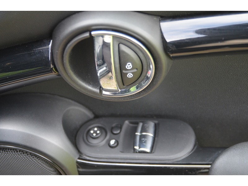 MINI Electric Hatch Cooper SE 32.6kWh Level 2 Hatchback 3dr Electric Auto (184 ps) | 1 FORMER KEEPER|VAT QUALIFYING - U10926