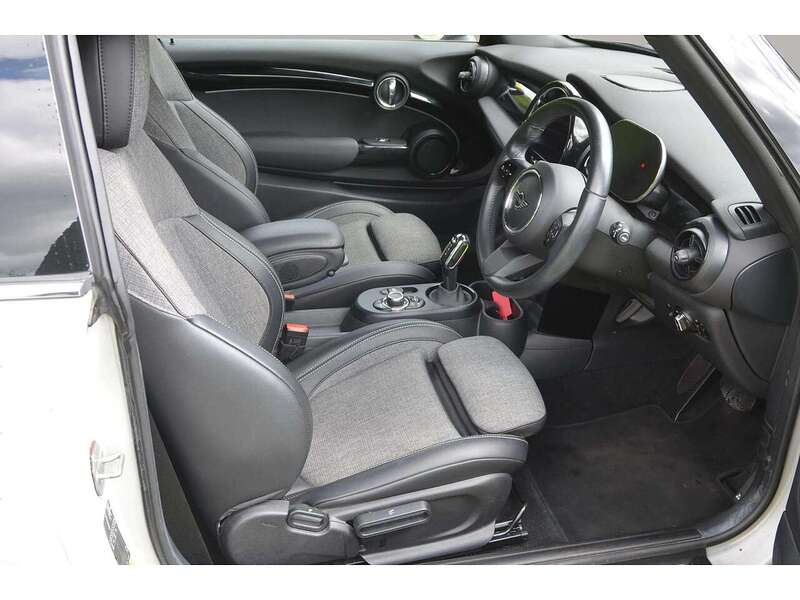 MINI Electric Hatch Cooper SE 32.6kWh Level 2 Hatchback 3dr Electric Auto (184 ps) | 1 FORMER KEEPER|VAT QUALIFYING - U10926