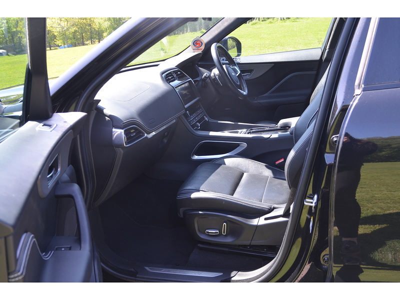 Jaguar F-PACE 2.0 D180 Chequered Flag SUV 5dr Diesel Auto AWD Euro 6 (s/s) (180 ps) | PAN ROOF|COLD - U10930