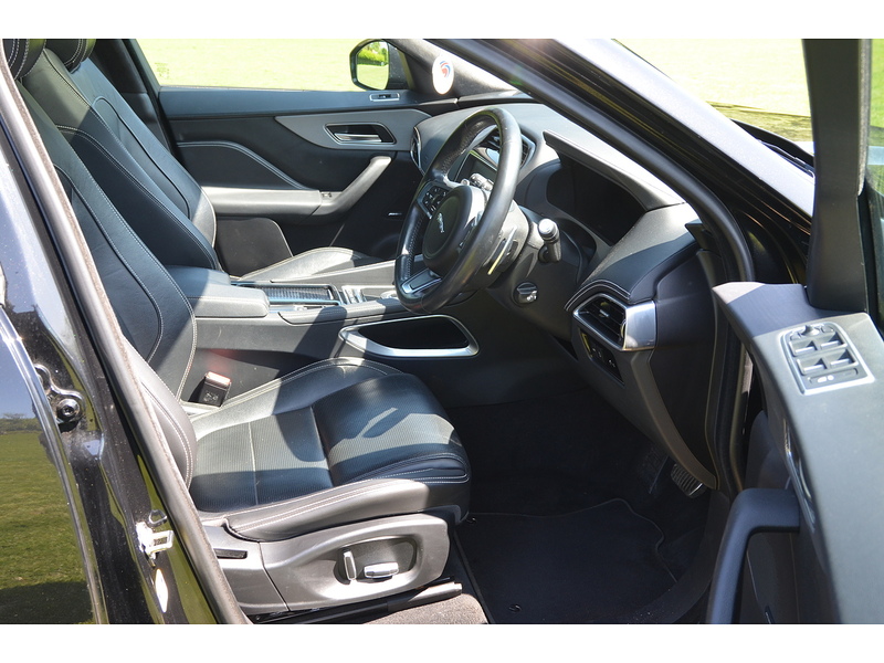 Jaguar F-PACE 2.0 D180 Chequered Flag SUV 5dr Diesel Auto AWD Euro 6 (s/s) (180 ps) | PAN ROOF|COLD - U10930