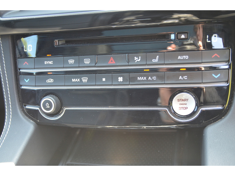 Jaguar F-PACE 2.0 D180 Chequered Flag SUV 5dr Diesel Auto AWD Euro 6 (s/s) (180 ps) | PAN ROOF|COLD - U10930