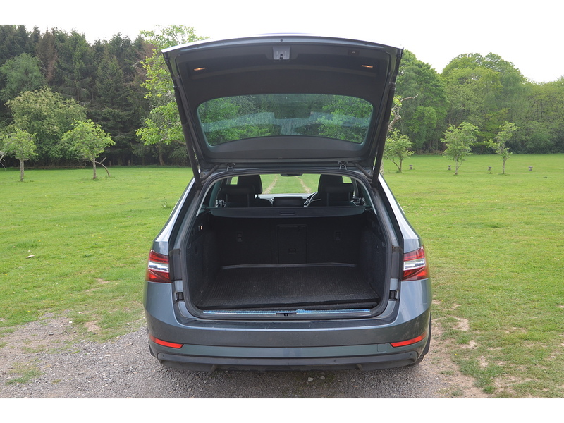 Skoda Superb 2.0 TDI SE L Executive Estate 5dr Diesel Manual Euro 6 (s/s) (150 ps) | - U10937