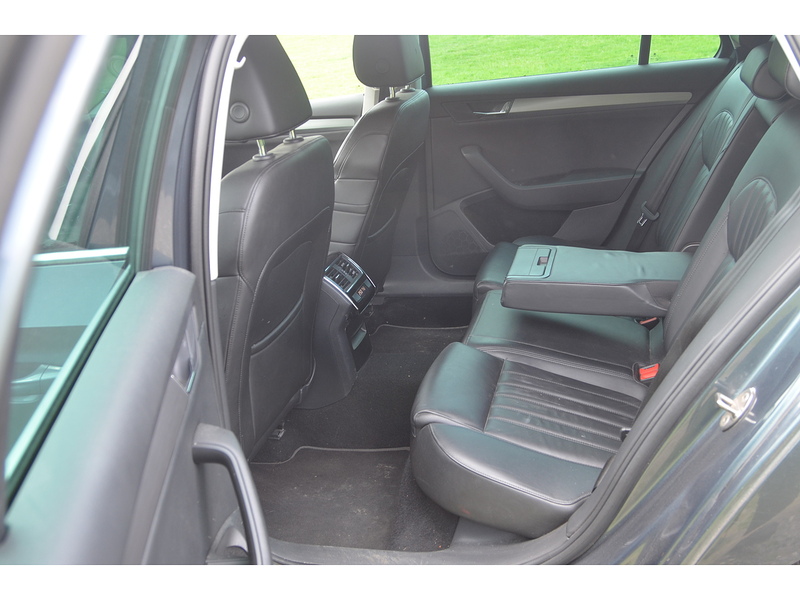 Skoda Superb 2.0 TDI SE L Executive Estate 5dr Diesel Manual Euro 6 (s/s) (150 ps) | - U10937