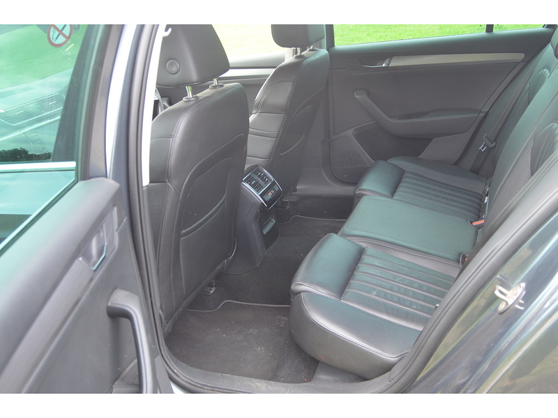 Skoda Superb 2.0 TDI SE L Executive Estate 5dr Diesel Manual Euro 6 (s/s) (150 ps) | - U10937