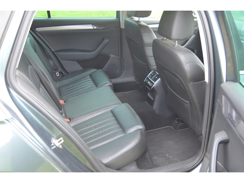 Skoda Superb 2.0 TDI SE L Executive Estate 5dr Diesel Manual Euro 6 (s/s) (150 ps) | - U10937