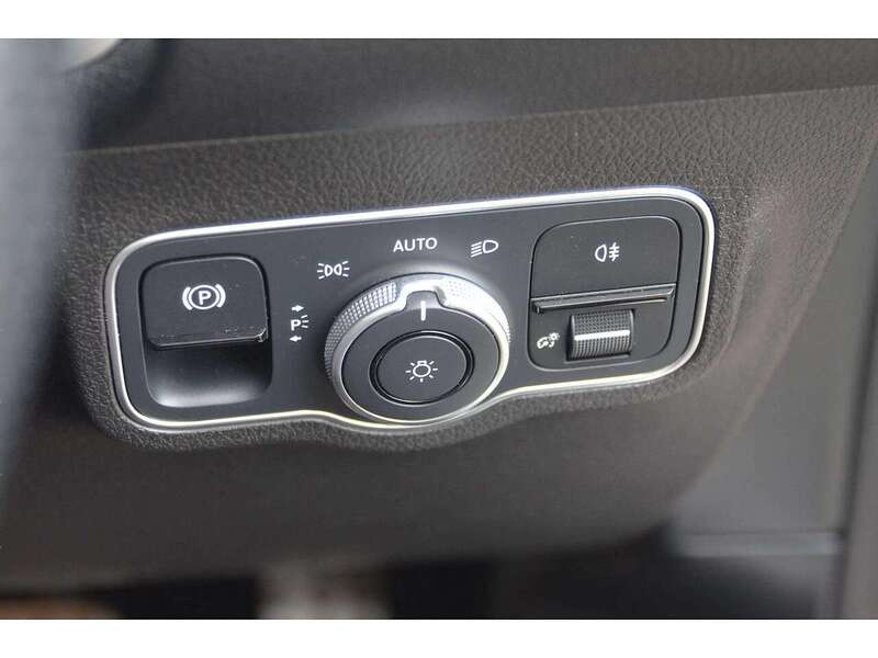 Mercedes-Benz EQB  - U10984