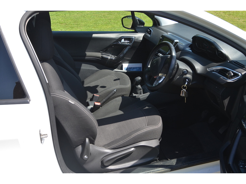 Peugeot 208 1.2 PureTech Black Edition Hatchback 3dr Petrol Manual Euro 6 (82 ps) - U10986