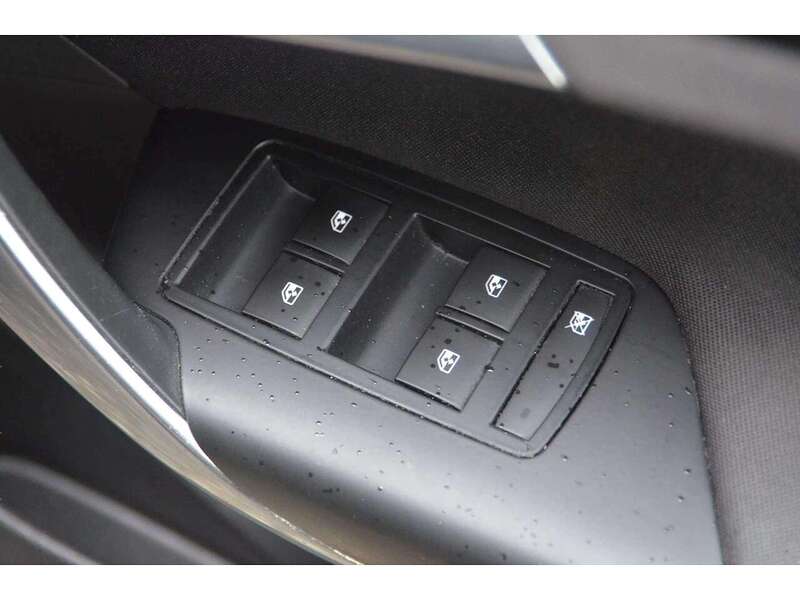 Vauxhall Insignia 1.4i Turbo SRi Nav Hatchback 5dr Petrol Manual Euro 6 (s/s) (140 ps) | BLUETOOTH|NAV|MOT 28.01.2026 - U11049