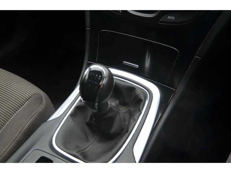 Vauxhall Insignia 1.4i Turbo SRi Nav Hatchback 5dr Petrol Manual Euro 6 (s/s) (140 ps) | BLUETOOTH|NAV|MOT 28.01.2026 - U11049