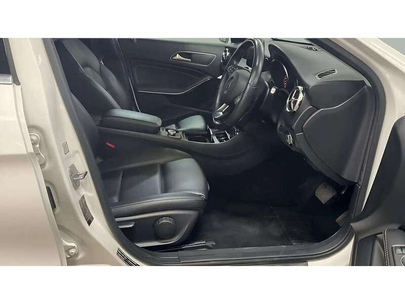 Mercedes-Benz GLA 2.1 GLA200d Sport (Executive) SUV 5dr Diesel 7G-DCT Euro 6 (s/s) (136 ps) | - U11052