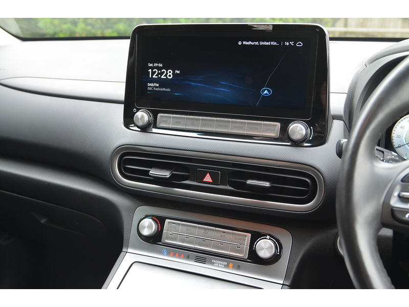 Hyundai KONA 64kWh Premium SUV 5dr Electric Auto (10.5kW Charger) (204 ps) | 1 FORMER KEEPER|VAT QUALIFYING - U11061