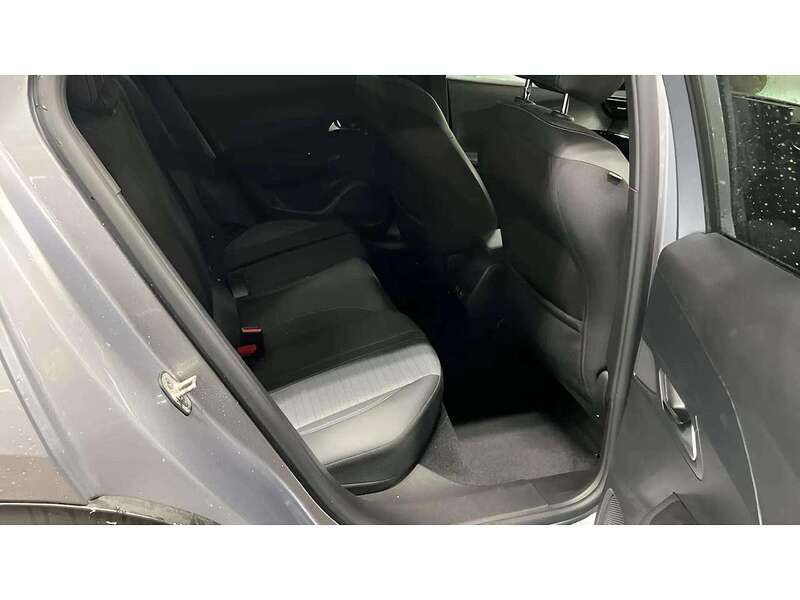 Peugeot E-2008 Allure Premium + - U11096