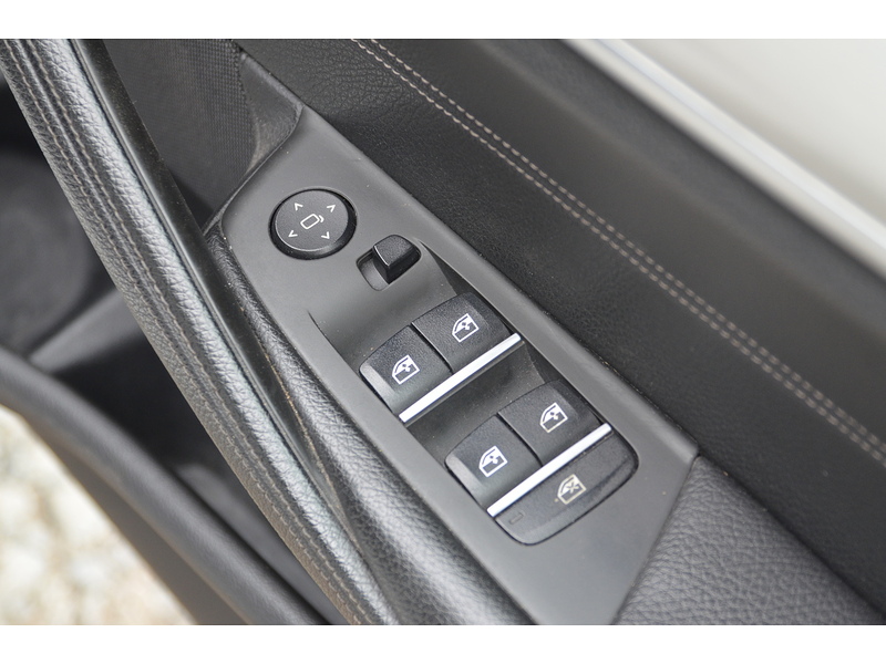 BMW 5 Series 2.0 530e 9.2kWh SE Saloon 4dr Petrol Plug-in Hybrid Auto Euro 6 (s/s) (252 ps) | DASH - U11151