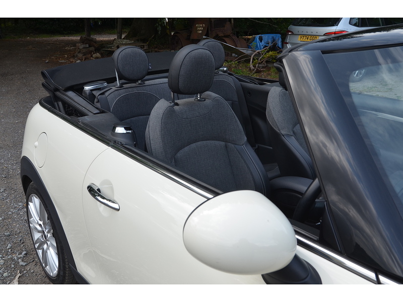 MINI Convertible 1.5 Cooper Convertible 2dr Petrol Steptronic Euro 6 (s/s) (136 ps) | CHILI PACK|R/CAM|APPLE|NAV - U11191