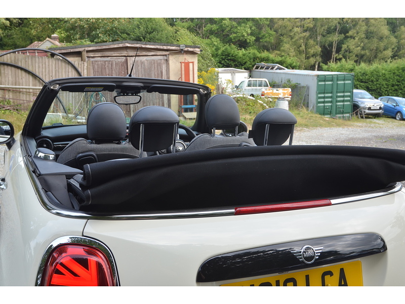 MINI Convertible 1.5 Cooper Convertible 2dr Petrol Steptronic Euro 6 (s/s) (136 ps) | CHILI PACK|R/CAM|APPLE|NAV - U11191