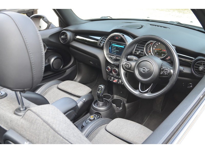MINI Convertible 1.5 Cooper Convertible 2dr Petrol Steptronic Euro 6 (s/s) (136 ps) | CHILI PACK|R/CAM|APPLE|NAV - U11191