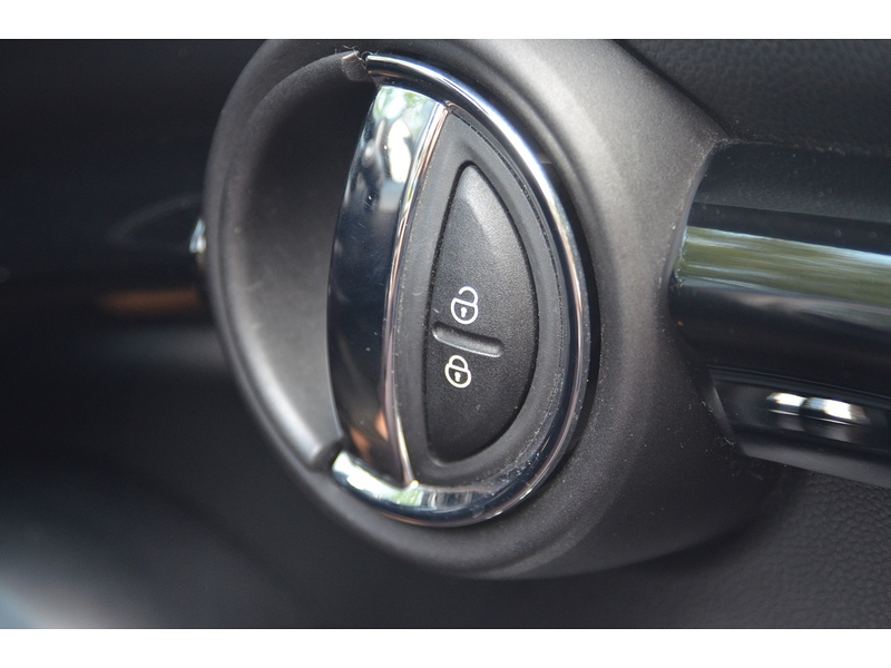 MINI Convertible 1.5 Cooper Convertible 2dr Petrol Steptronic Euro 6 (s/s) (136 ps) | CHILI PACK|R/CAM|APPLE|NAV - U11191