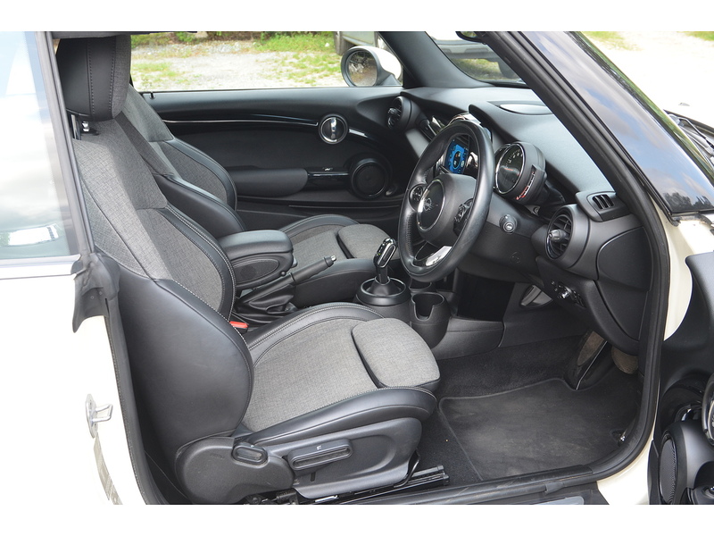 MINI Convertible 1.5 Cooper Convertible 2dr Petrol Steptronic Euro 6 (s/s) (136 ps) | CHILI PACK|R/CAM|APPLE|NAV - U11191