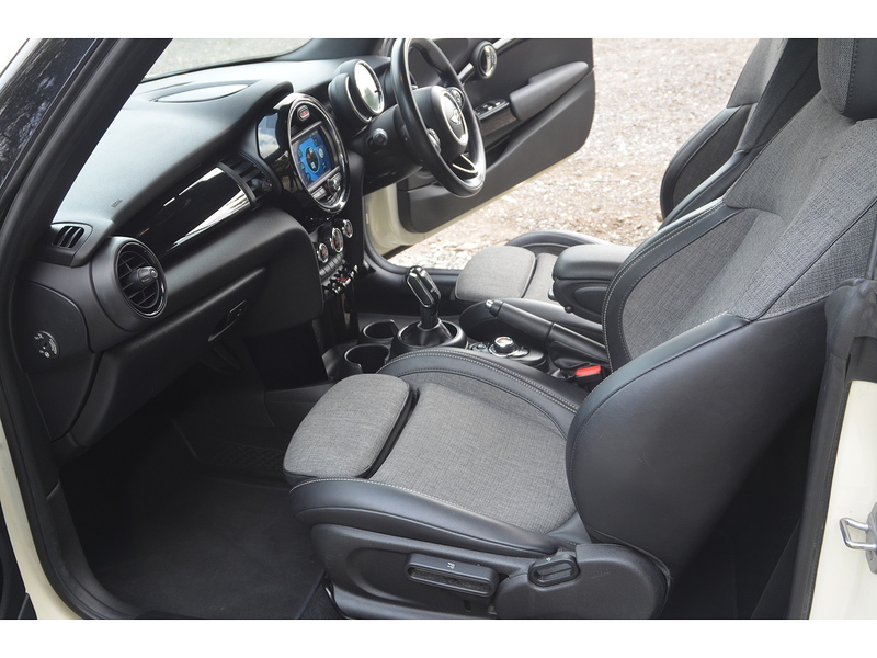 MINI Convertible 1.5 Cooper Convertible 2dr Petrol Steptronic Euro 6 (s/s) (136 ps) | CHILI PACK|R/CAM|APPLE|NAV - U11191