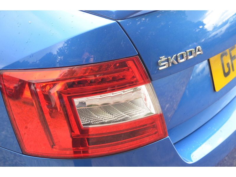 Skoda Octavia 2.0 TFSI vRS Hatchback 5dr Petrol Manual Euro 6 (s/s) (220 ps) | P/SENSORS|D/CAM|BTOOTH|CRUISE - U11227
