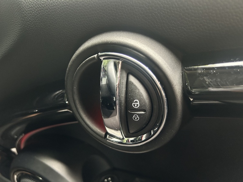 MINI Electric Hatch Cooper SE 32.6kWh Level 1 Hatchback 3dr Electric Auto (184 ps) | P/SENSORS|CLIMATE|NAV|1 OWNER - U11245