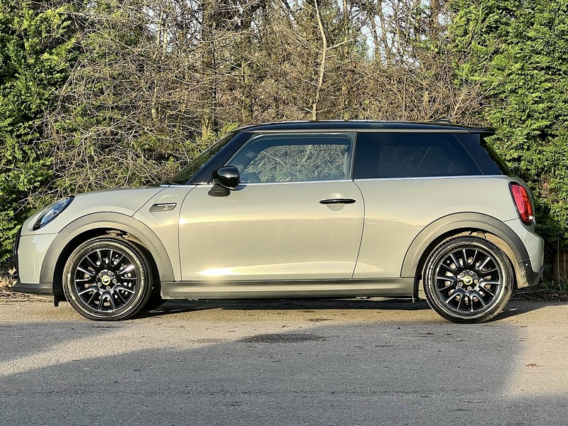 MINI Electric Hatch Cooper SE 32.6kWh Level 2 Hatchback 3dr Electric Auto (184 ps) | 1 FORMER KEEPER|VAT QUALIFYING - U11267