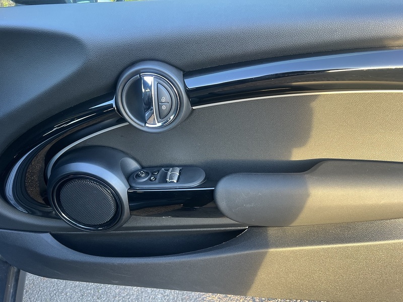 MINI Electric Hatch Cooper SE 32.6kWh Level 2 Hatchback 3dr Electric Auto (184 ps) | 1 FORMER KEEPER|VAT QUALIFYING - U11267