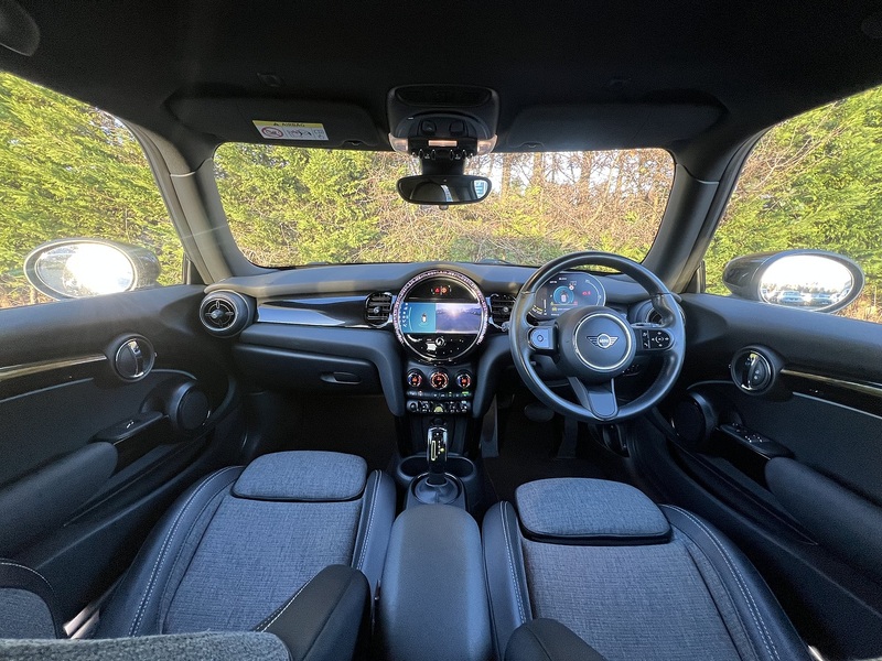 MINI Electric Hatch Cooper SE 32.6kWh Level 2 Hatchback 3dr Electric Auto (184 ps) | 1 FORMER KEEPER|VAT QUALIFYING - U11267