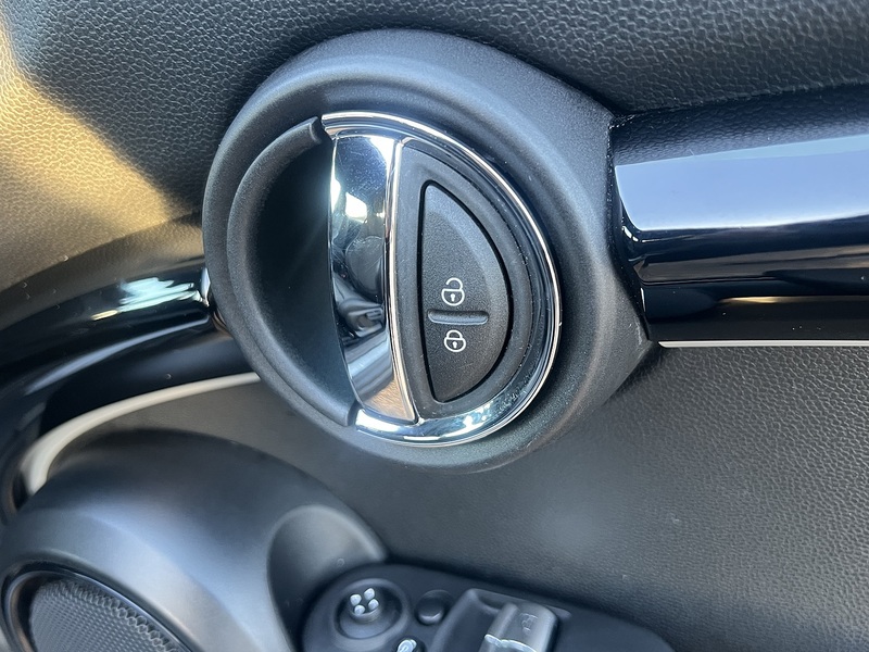 MINI Electric Hatch Cooper SE 32.6kWh Level 2 Hatchback 3dr Electric Auto (184 ps) | 1 FORMER KEEPER|VAT QUALIFYING - U11267