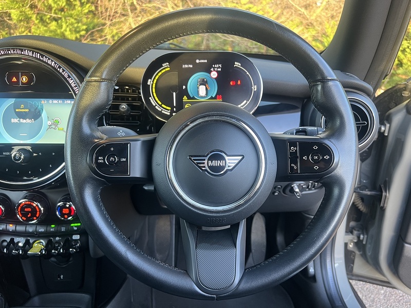 MINI Electric Hatch Cooper SE 32.6kWh Level 2 Hatchback 3dr Electric Auto (184 ps) | 1 FORMER KEEPER|VAT QUALIFYING - U11267