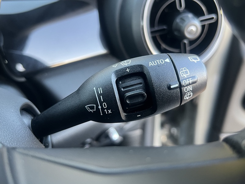 MINI Electric Hatch Cooper SE 32.6kWh Level 2 Hatchback 3dr Electric Auto (184 ps) | 1 FORMER KEEPER|VAT QUALIFYING - U11267