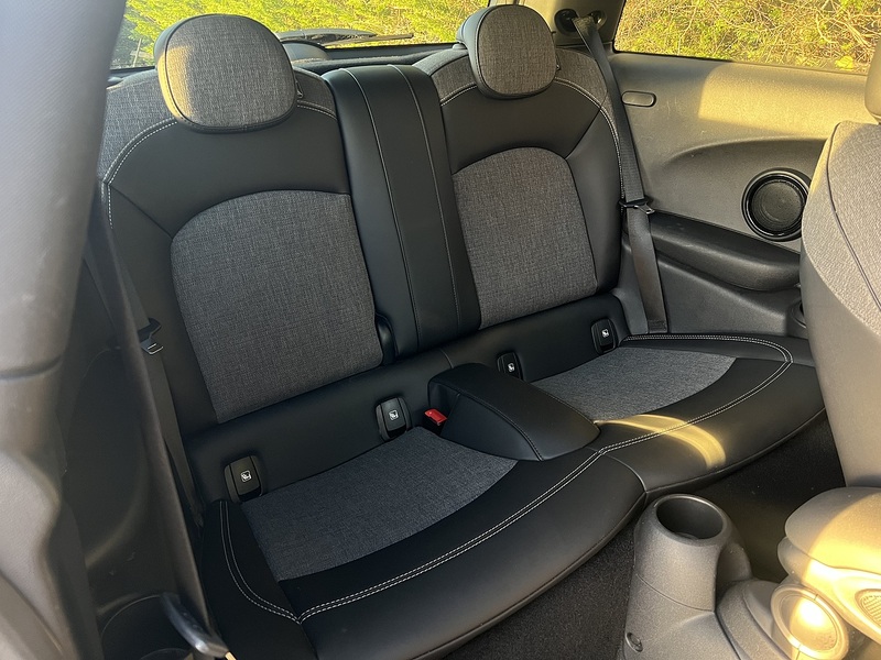 MINI Electric Hatch Cooper SE 32.6kWh Level 2 Hatchback 3dr Electric Auto (184 ps) | 1 FORMER KEEPER|VAT QUALIFYING - U11267