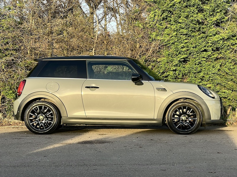 MINI Electric Hatch Cooper SE 32.6kWh Level 2 Hatchback 3dr Electric Auto (184 ps) | 1 FORMER KEEPER|VAT QUALIFYING - U11267