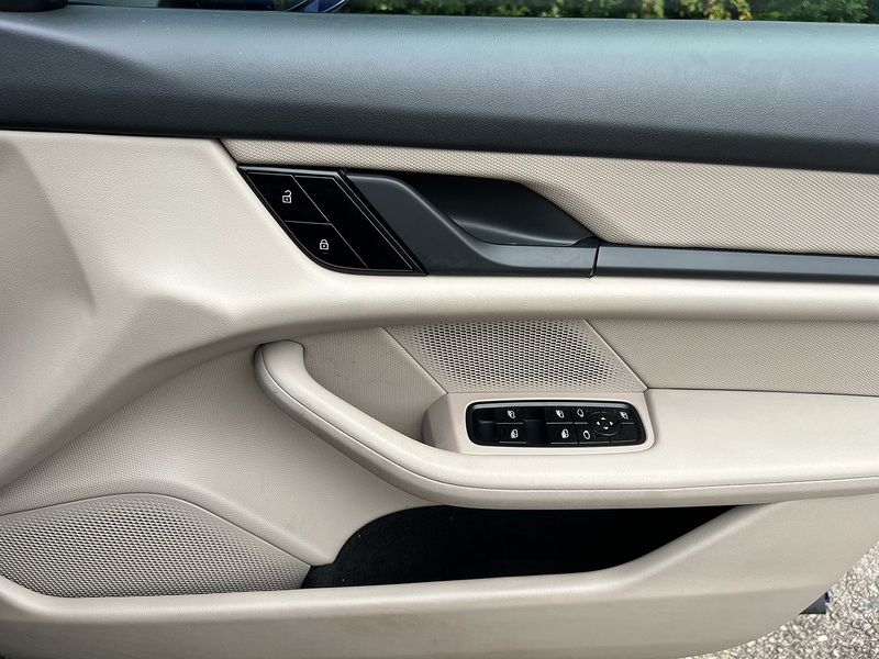 Porsche Taycan Performance Plus - U11316