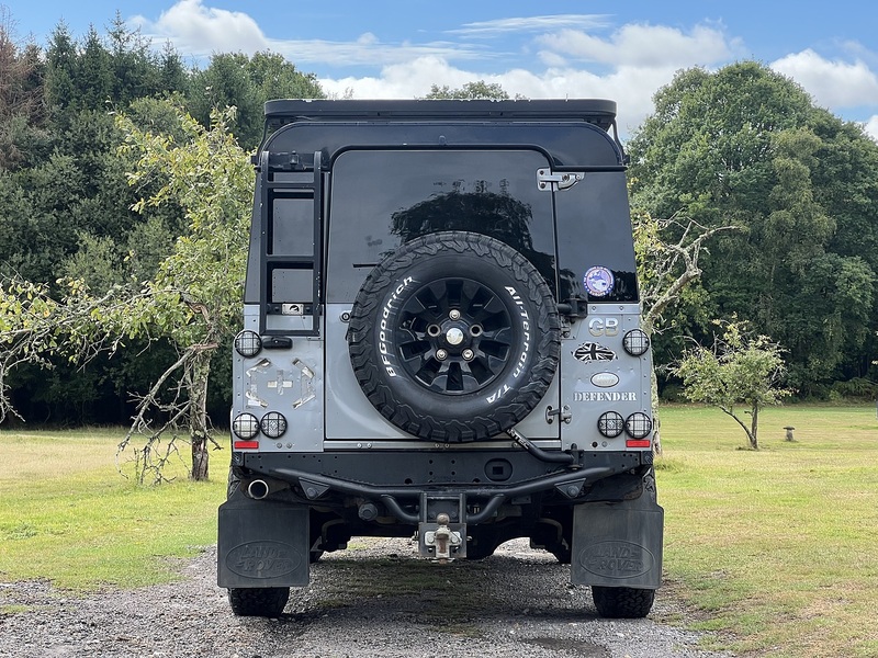 Land Rover Defender 110  - U11326