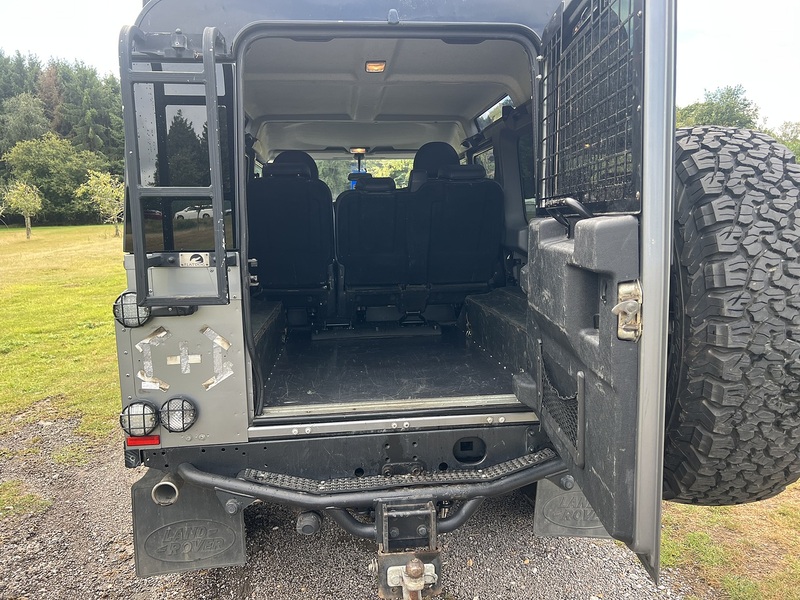 Land Rover Defender 110  - U11326