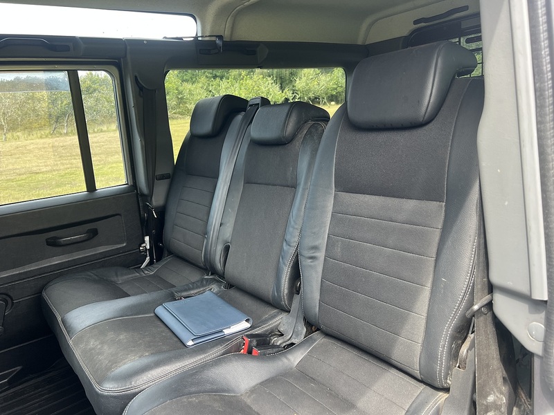 Land Rover Defender 110  - U11326